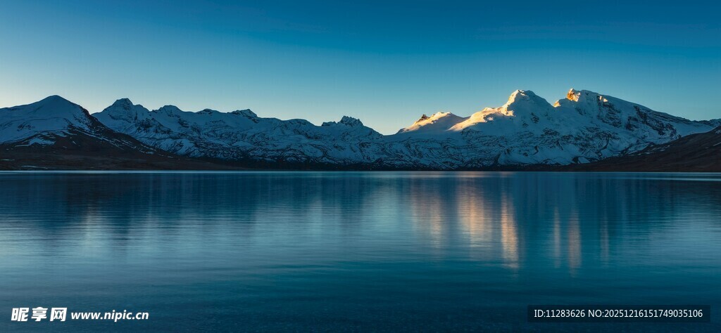 静谧湖景与远处雪山风光