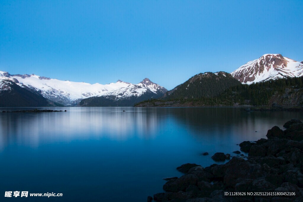 宁静湖畔雪山美景