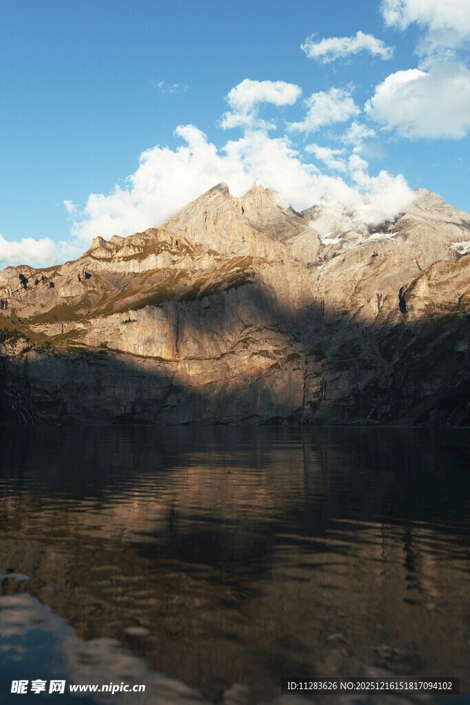 山间湖泊美景