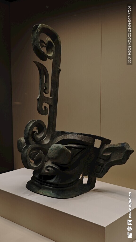 青铜鸟形文物展示