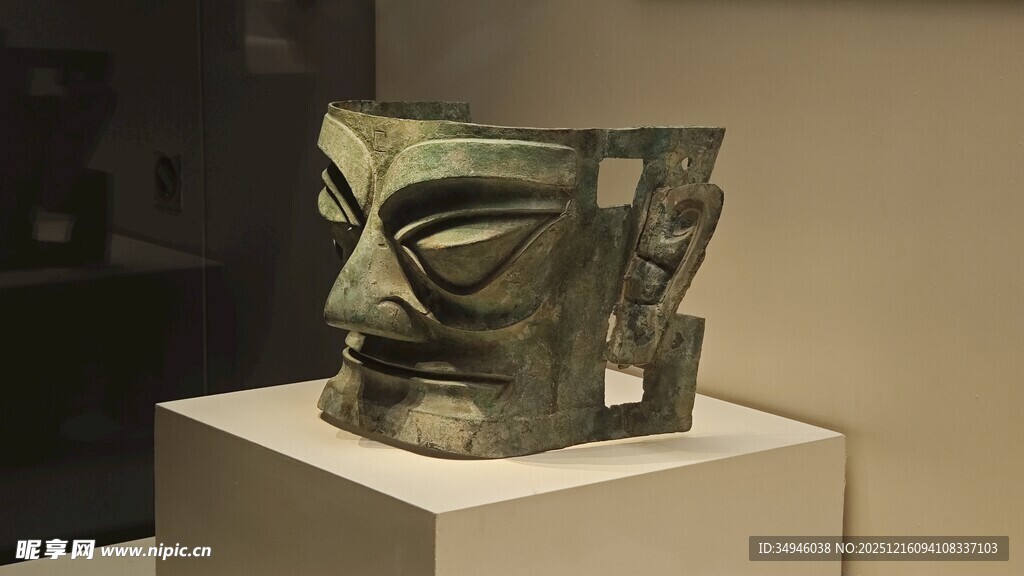 青铜面具文物展示