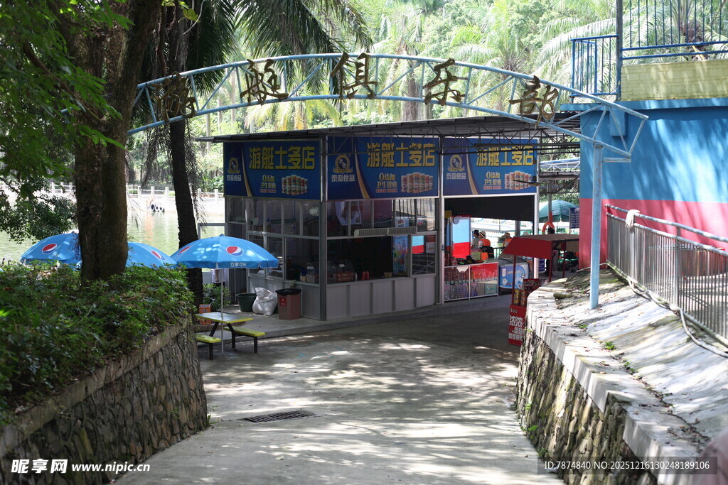 街边小店绿树环绕的场景