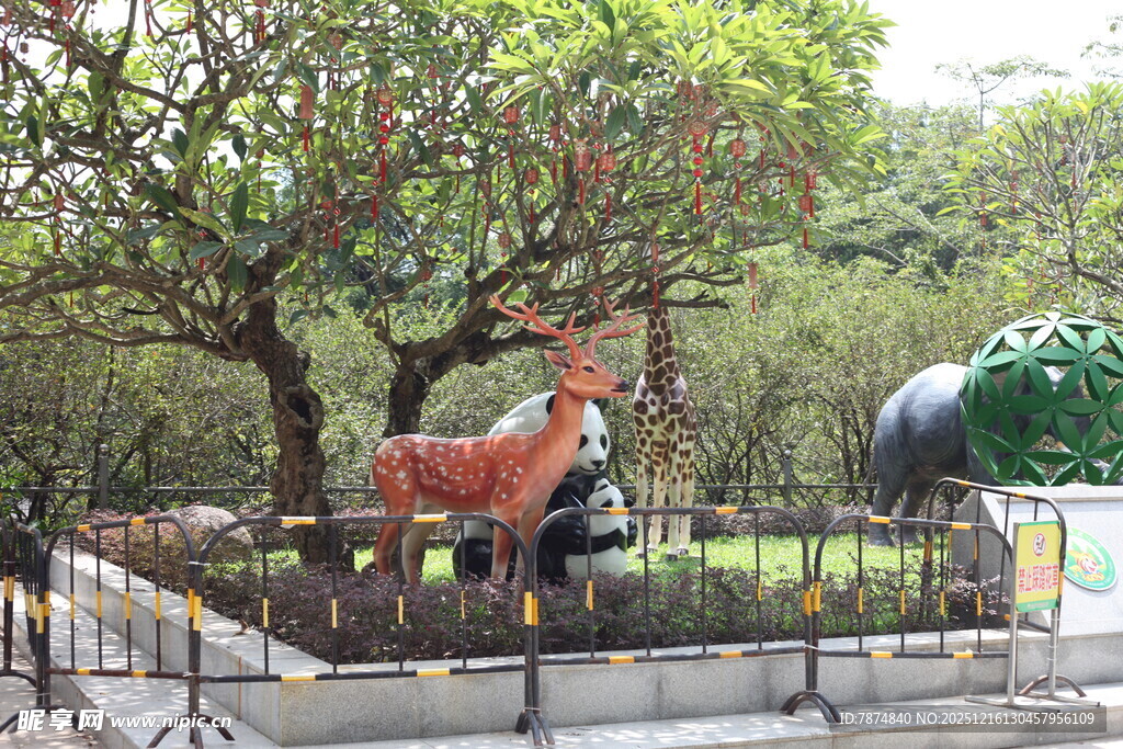 公园中的动物雕塑景观