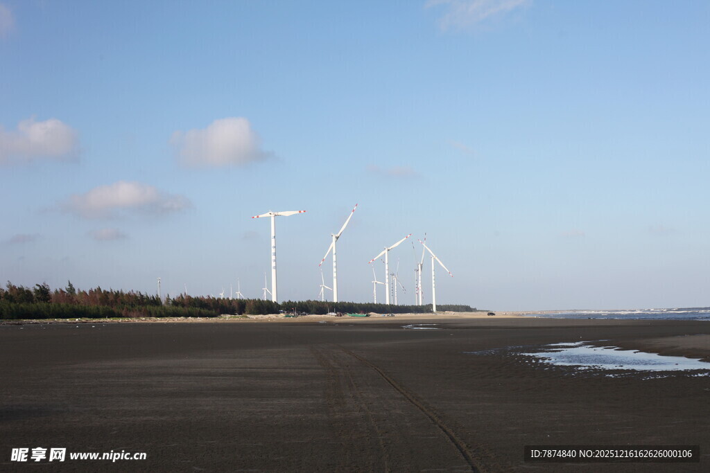 海边风力发电机组景观