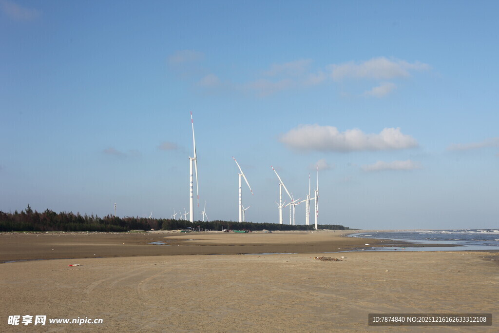 海边风力发电机组景观