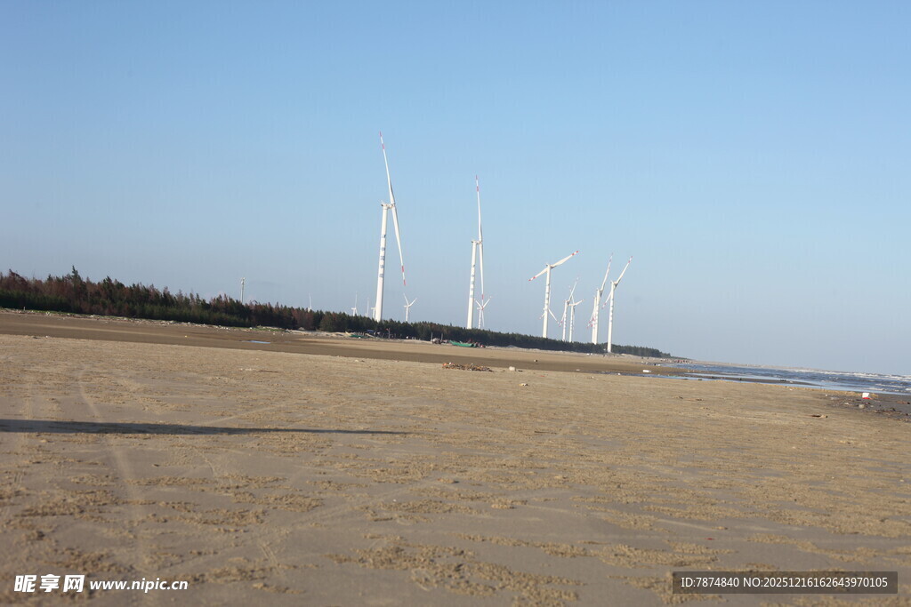 海边沙地的风力发电机组