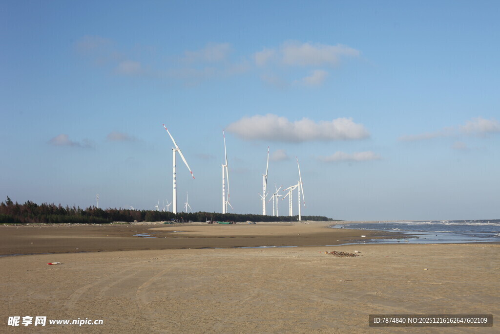 海边风力发电机组景观