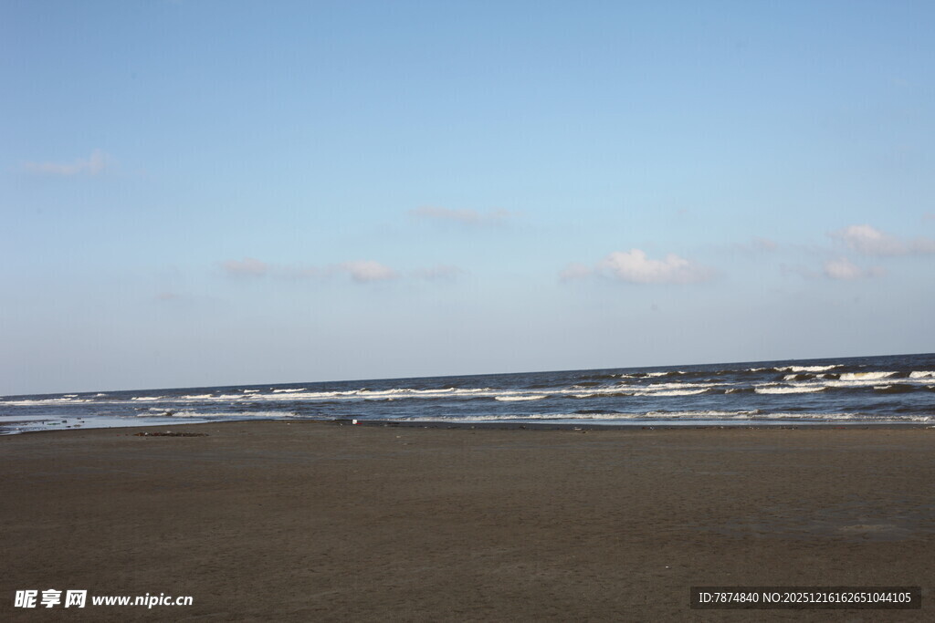 海边沙滩的宁静风景