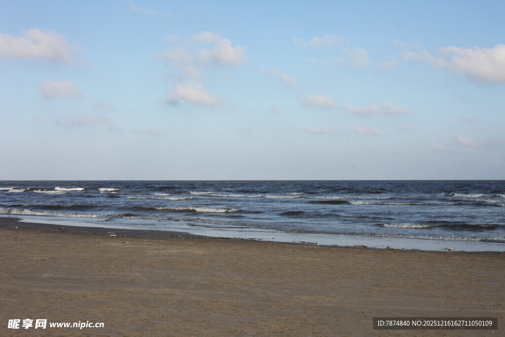 宁静海滩 海浪轻拍沙滩