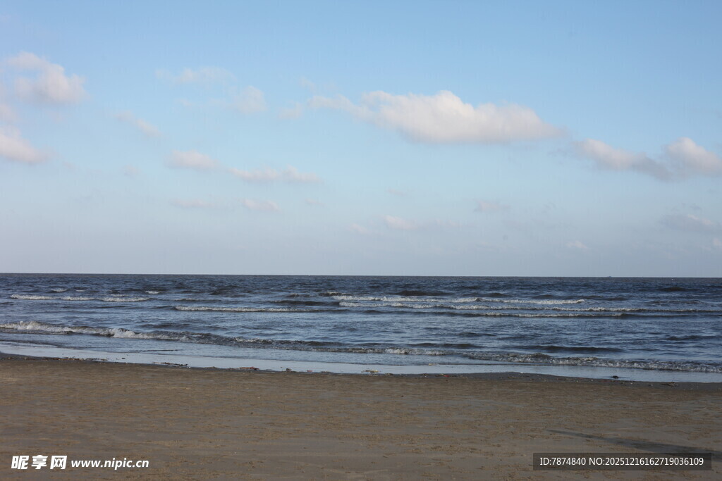 海边沙滩 海浪与蓝天美景