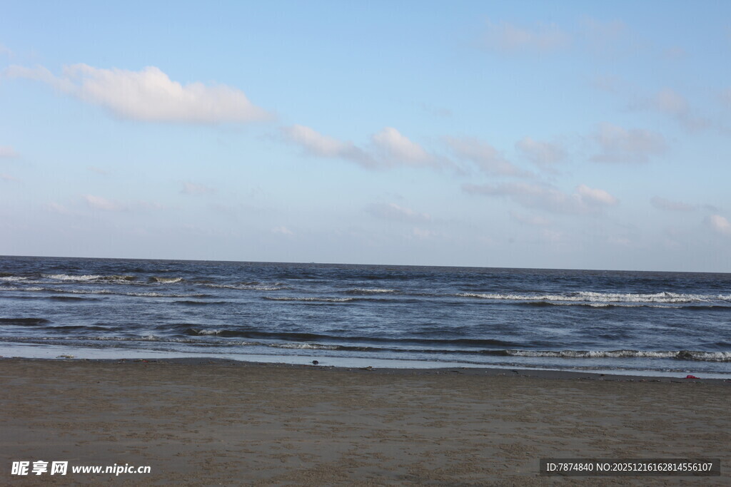 宁静海滩与辽阔海面
