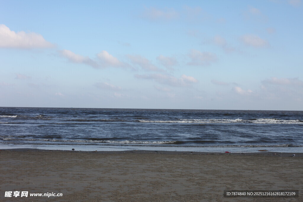 海边沙滩与翻涌海浪景色