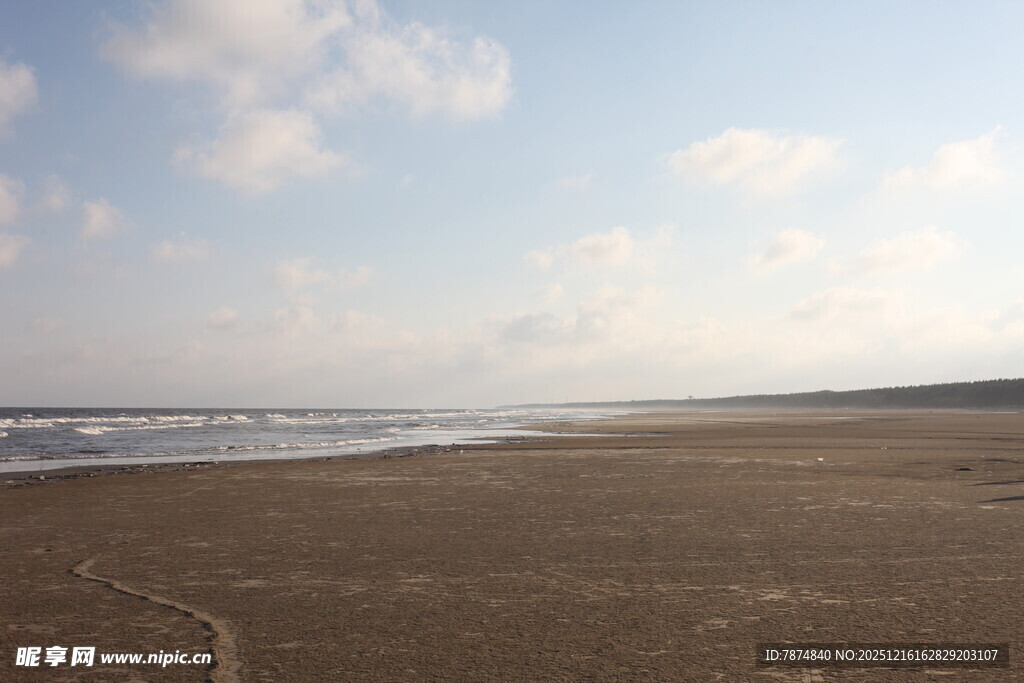 宁静海边沙滩风景