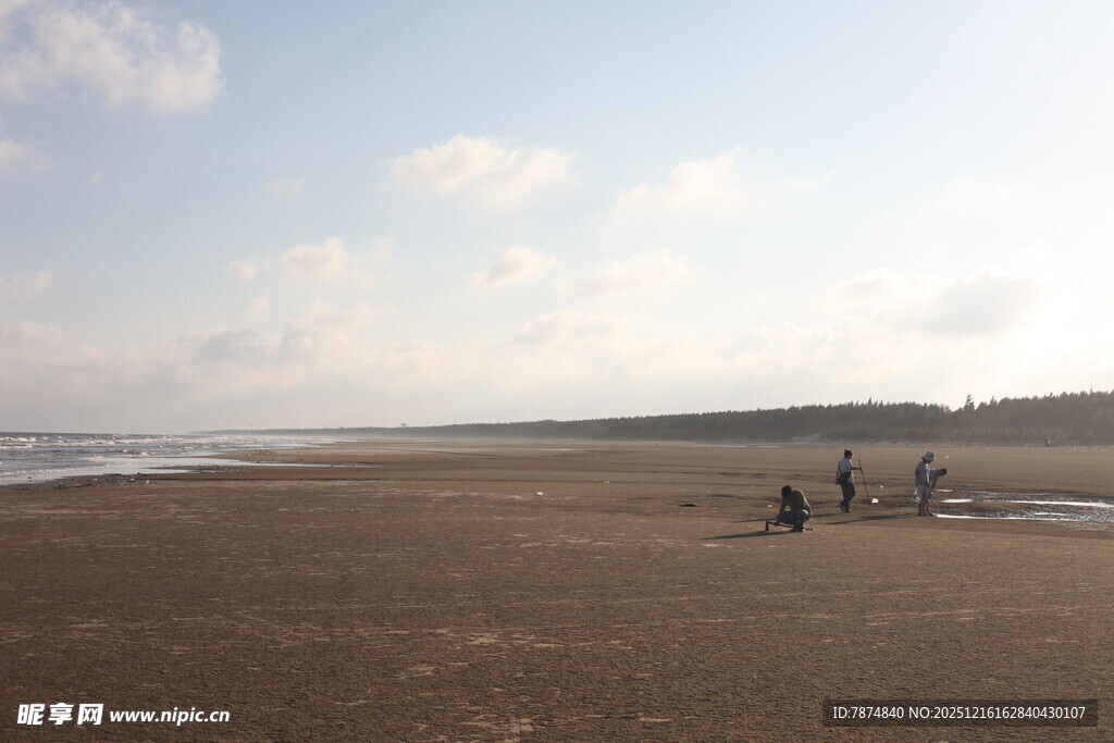 海边漫步的悠闲身影