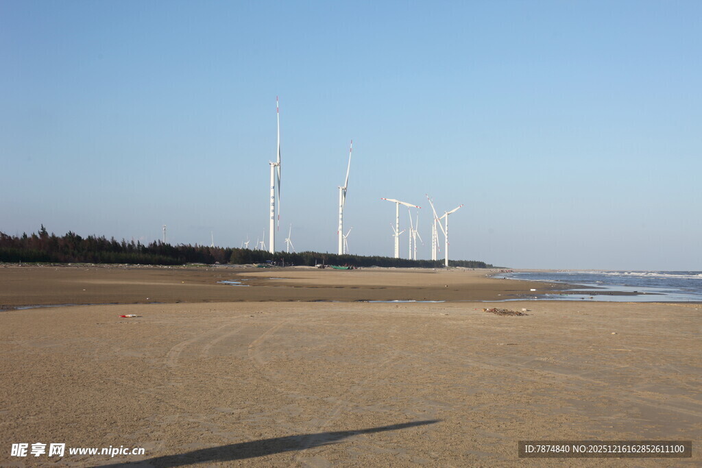 海边沙滩上的风力发电机组