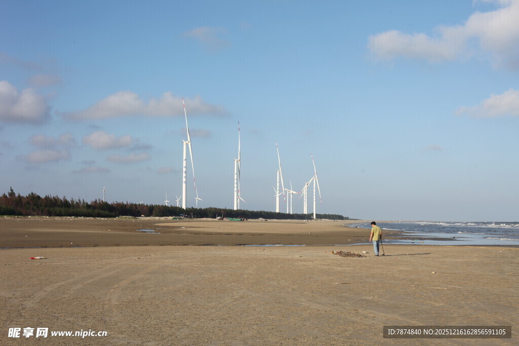 海边沙滩上的风力发电机组
