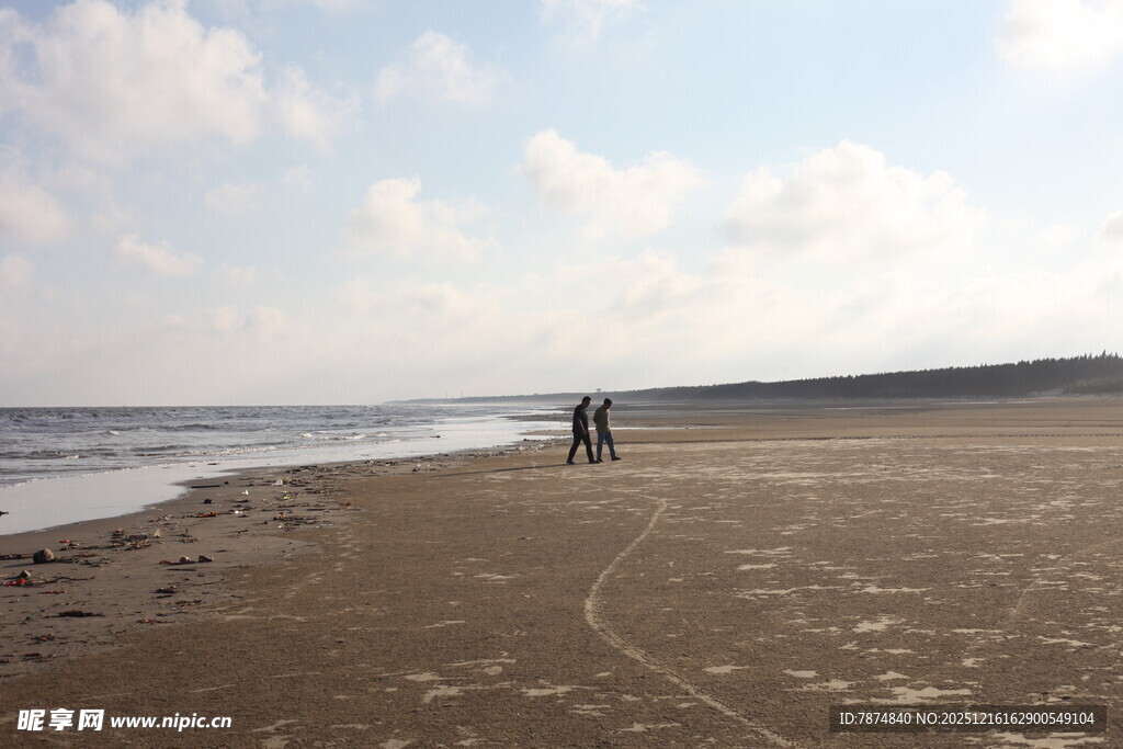 海边漫步的两人