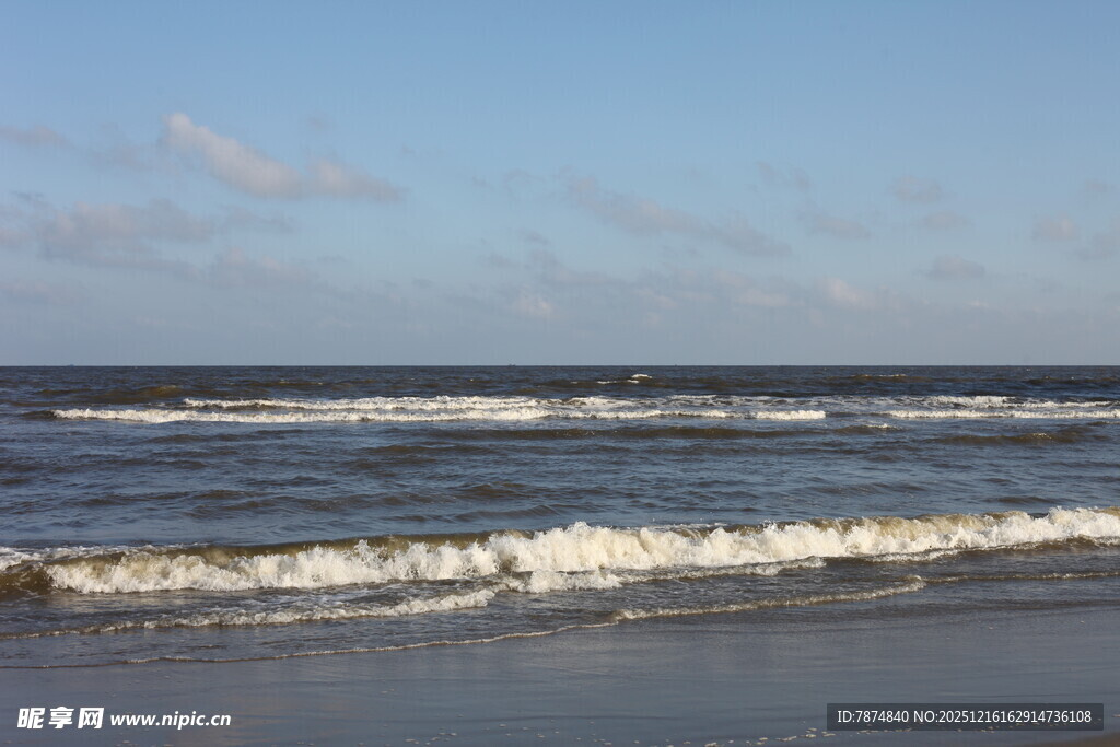 海边翻涌的白色浪花
