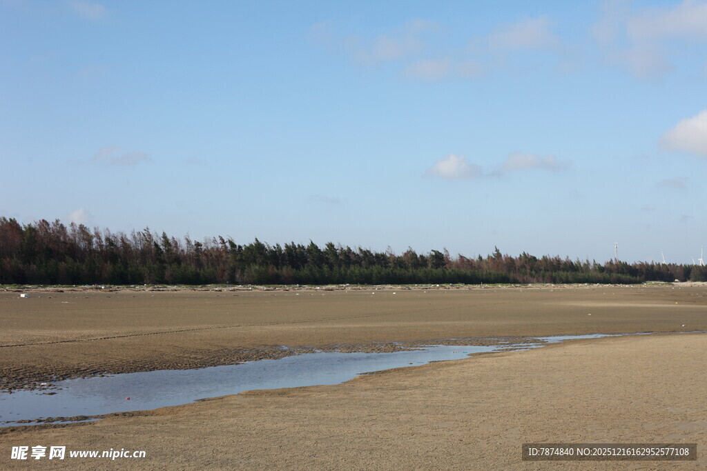 空旷原野中的蜿蜒小河