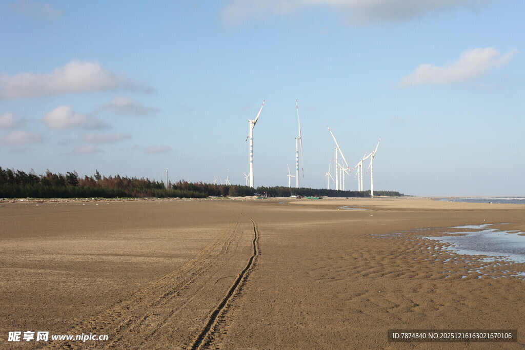 海边沙滩与远处风力发电机