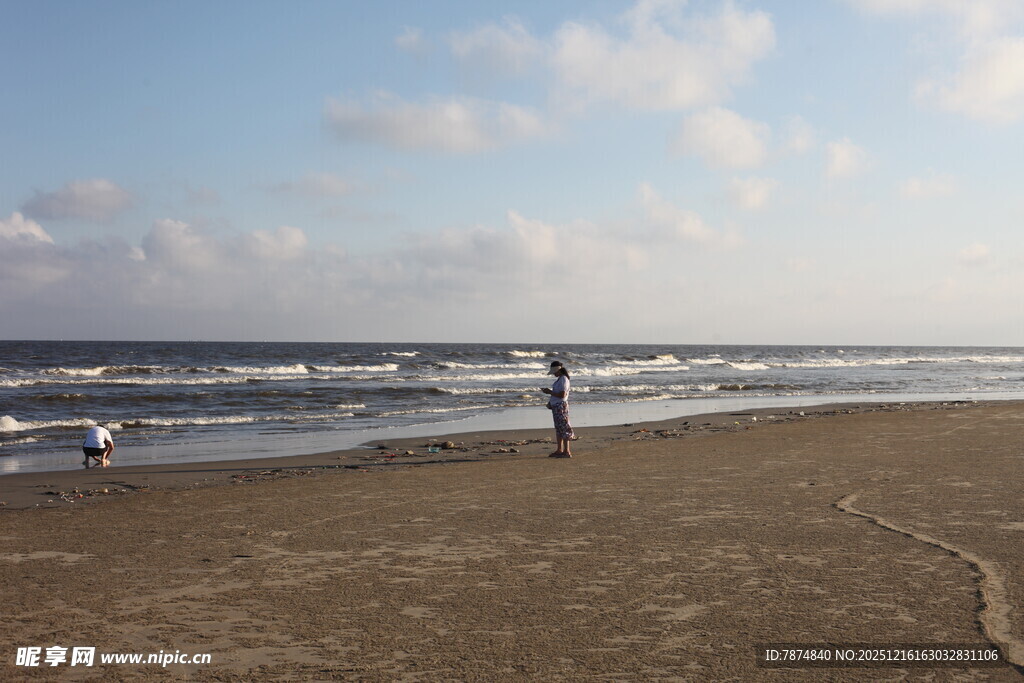 海边漫步的惬意时光