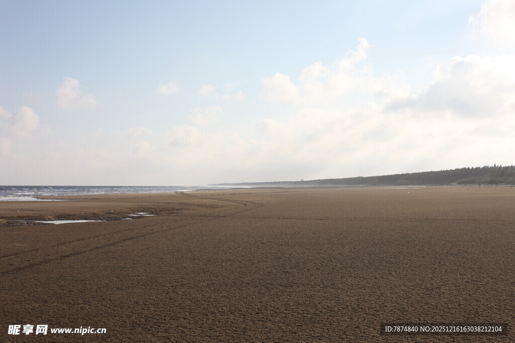 广阔沙滩与远处海天景致