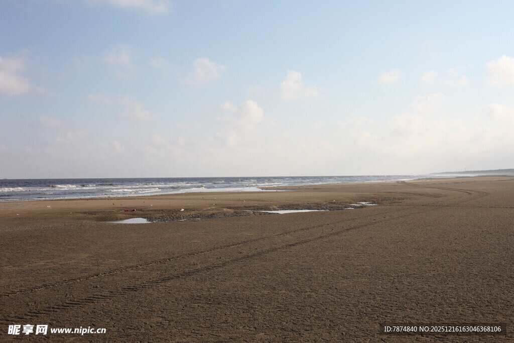 宁静沙滩与远方海浪