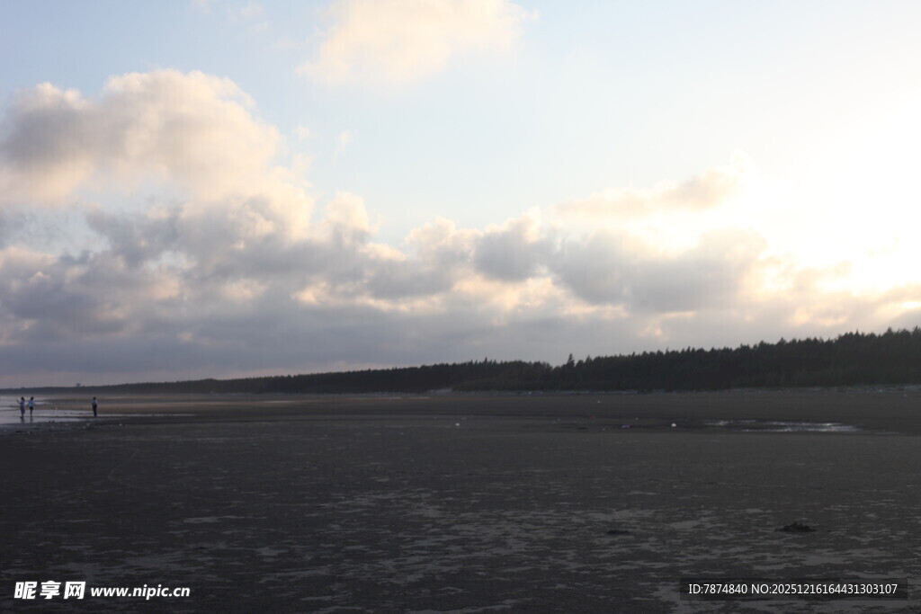 黄昏下的开阔原野与云层