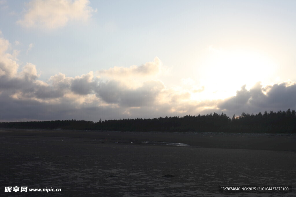 夕阳下的旷野与天际云彩