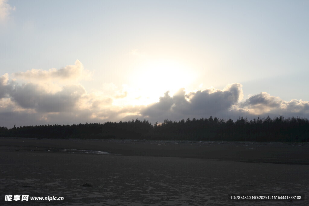 夕阳下的旷野与云层