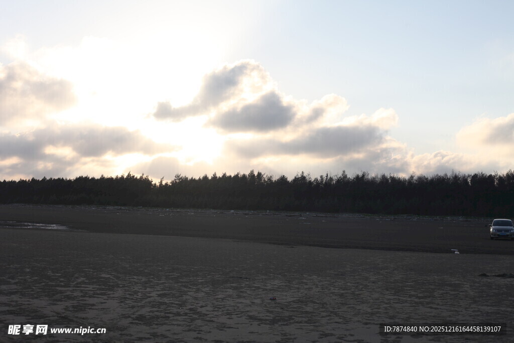 夕阳下的开阔田野景色