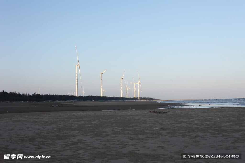 海边风力发电机组景观