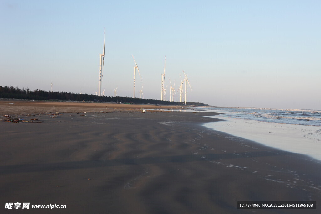 黄昏下的宁静海滩