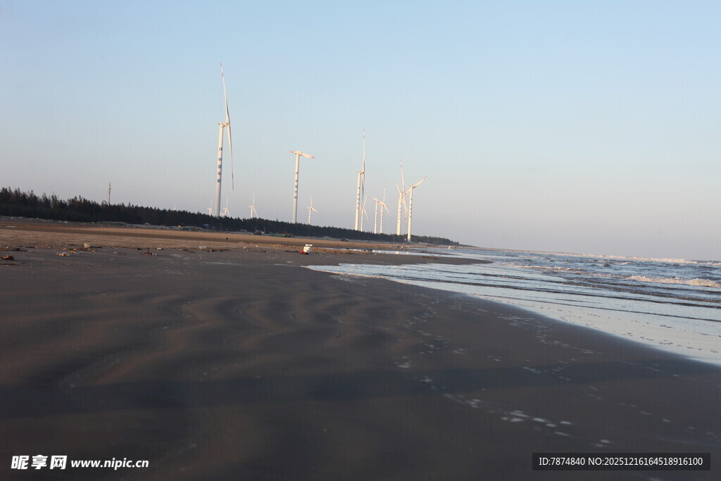 黄昏下的宁静海滩风光