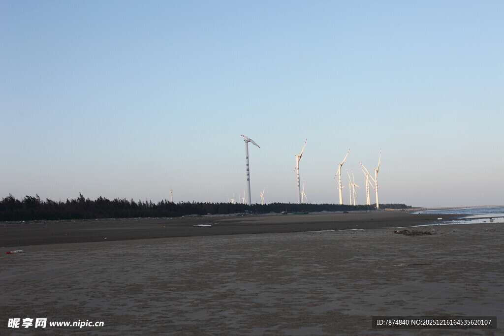 海边风力发电机组景观