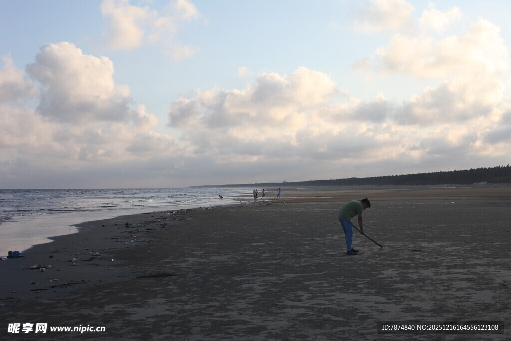 黄昏下的静谧海滩漫步
