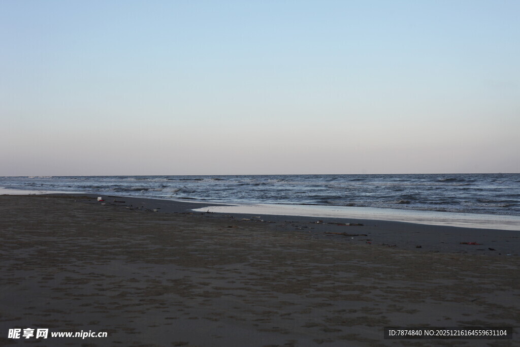 黄昏下的静谧海滩