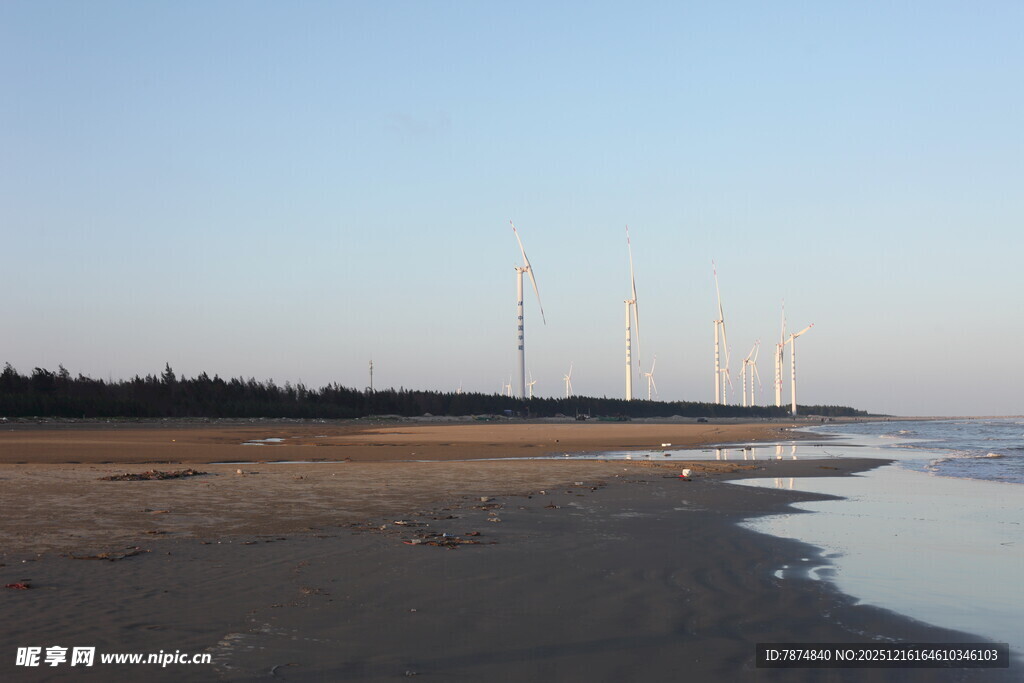 海边沙滩与远处风力发电机