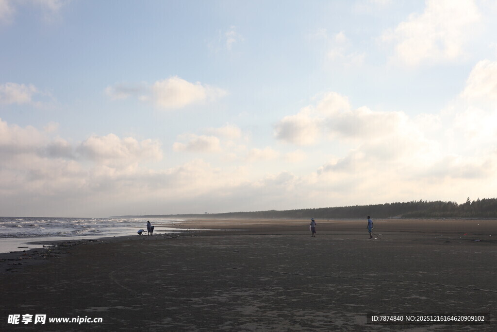 海边漫步的惬意时光