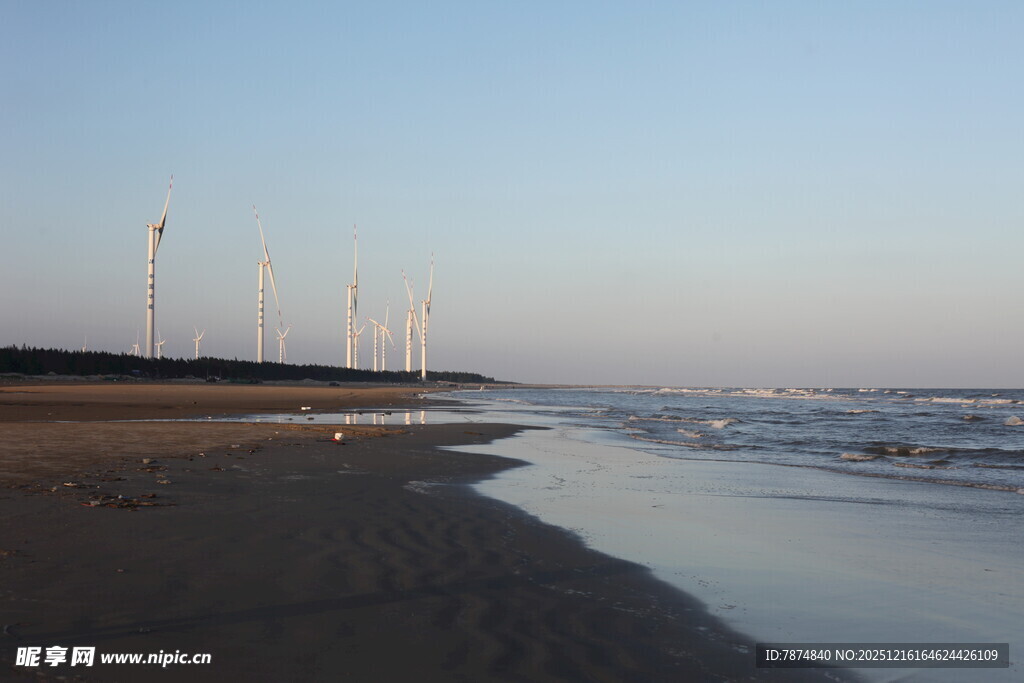 海边日落时的风车海岸线