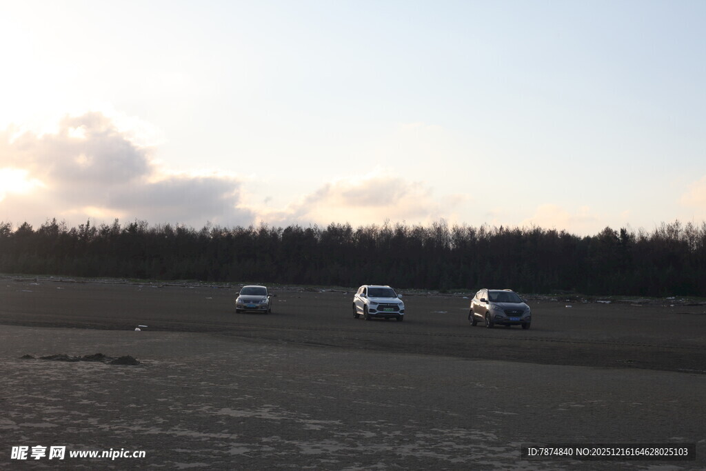 旷野中的行驶车辆