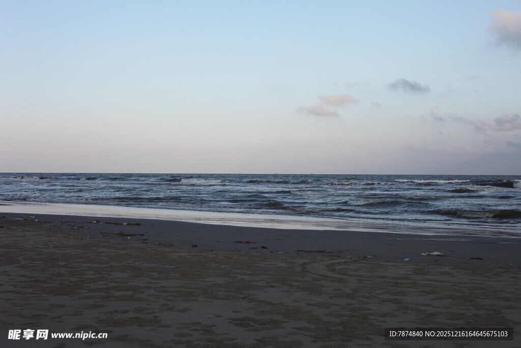 黄昏下的宁静海滩
