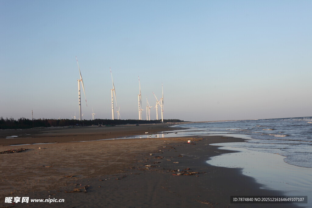 海边风车与宁静沙滩