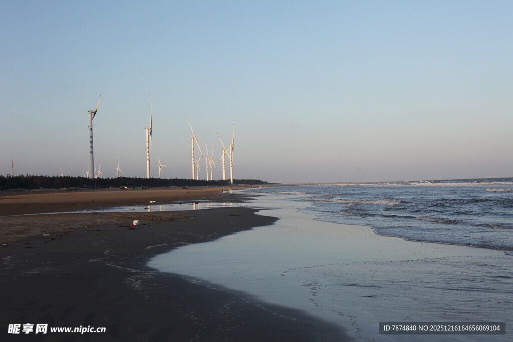 海边风光与远处风力发电机