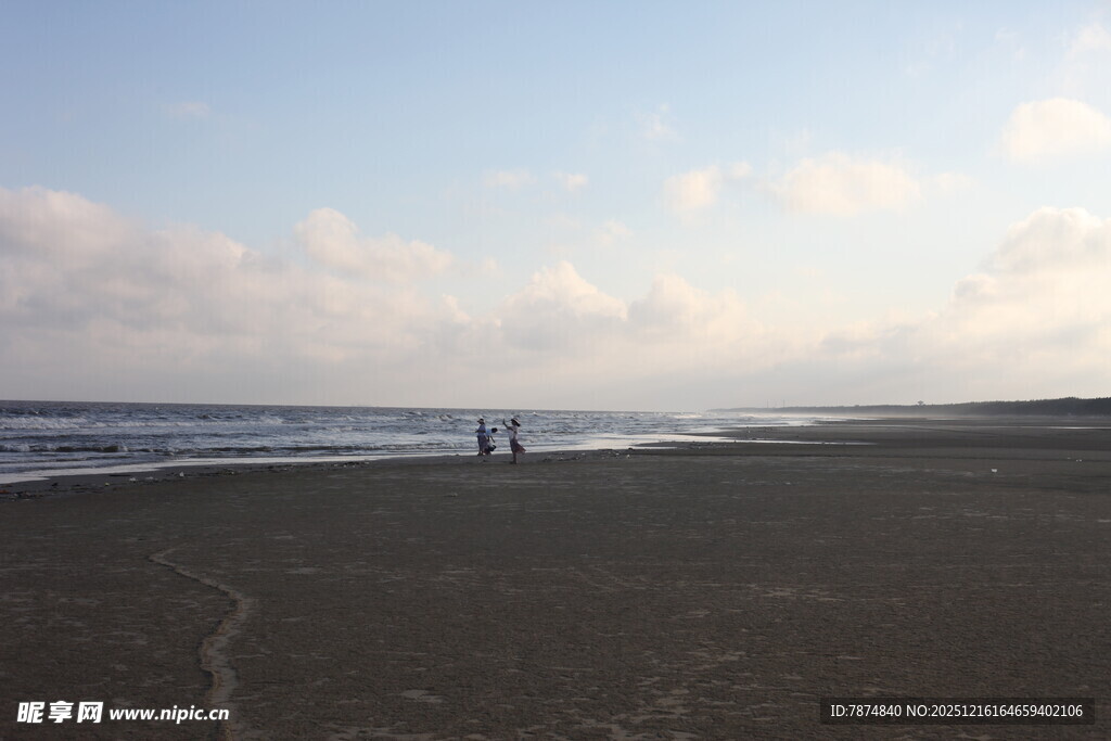 海边漫步的宁静美好时刻