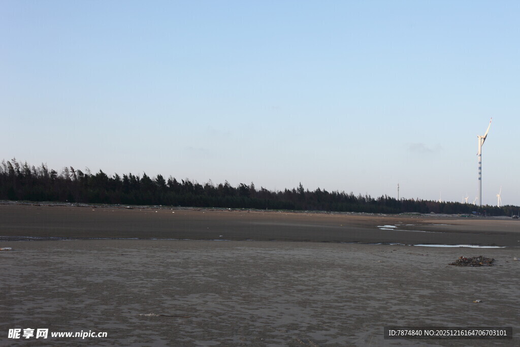 空旷场地与远处设施