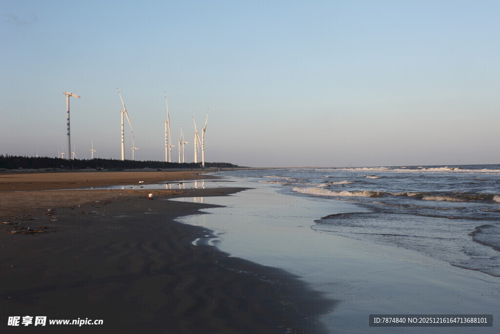 海边黄昏下的风力发电机组
