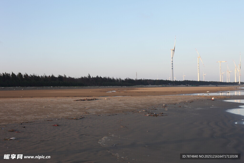海边空旷地与远处风力发电机