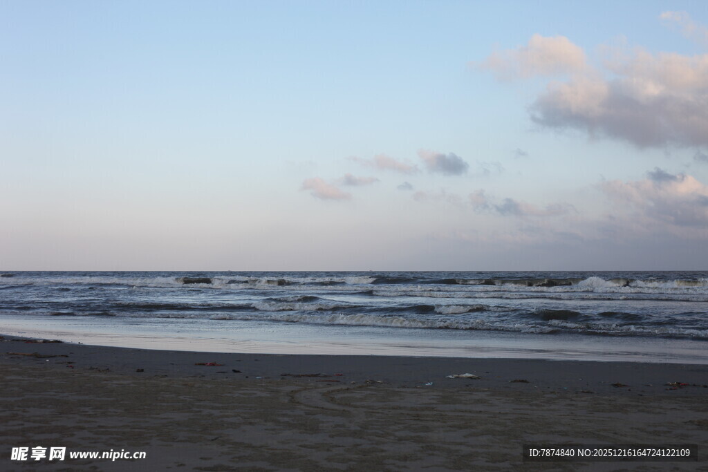海边黄昏 海浪轻拍沙滩