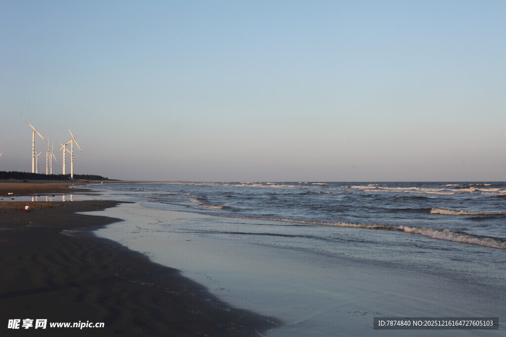 海边暮色中的海浪与风车